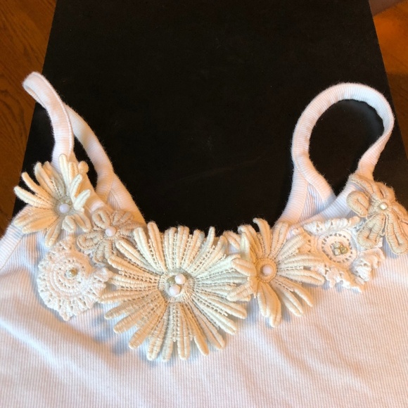 Off-white ribbed tank w/ lace flower appliques - Picture 3 of 8